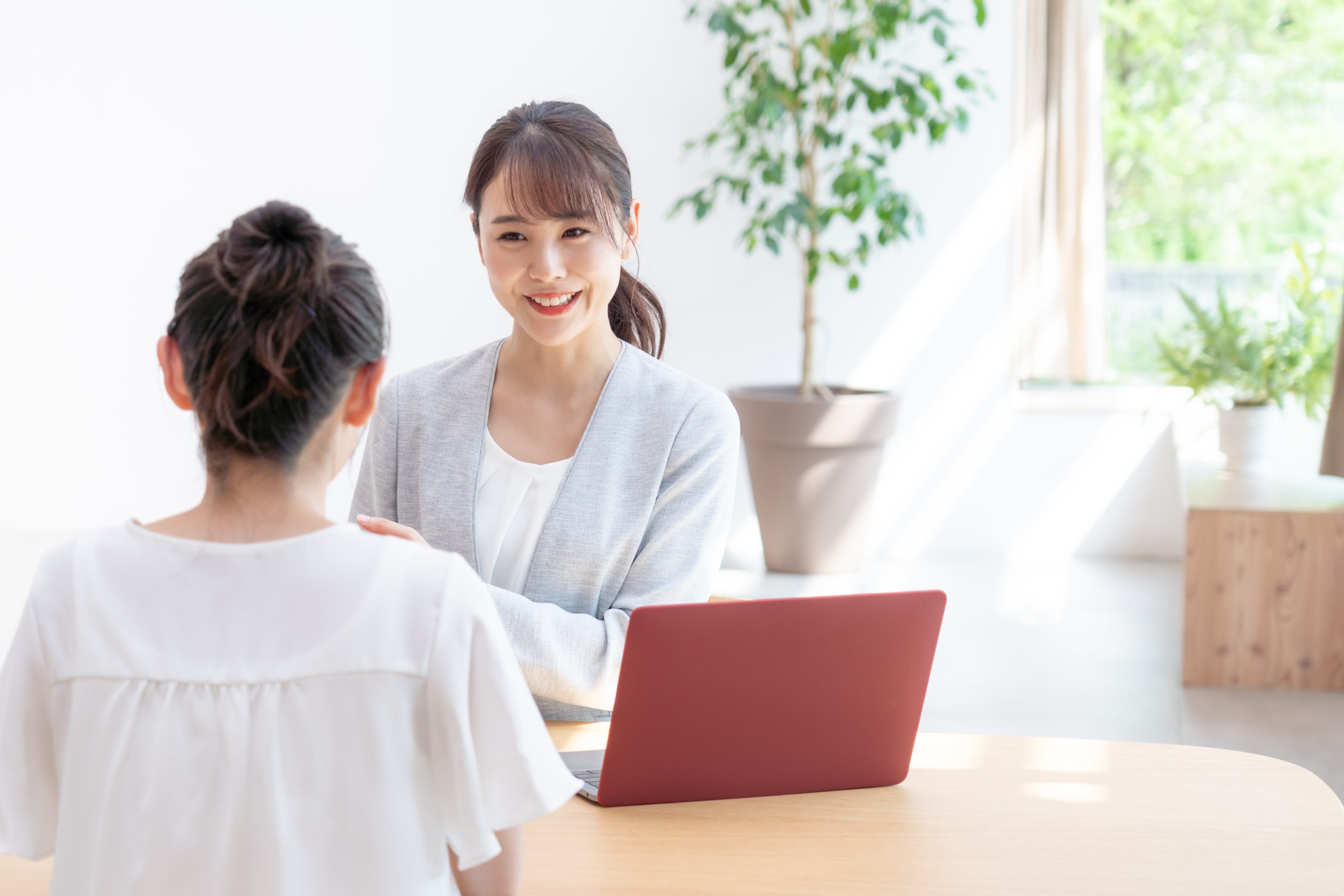 結婚相談所の複数社のパンフをまとめて取り寄せて、各社の特徴を見比べてみましょう